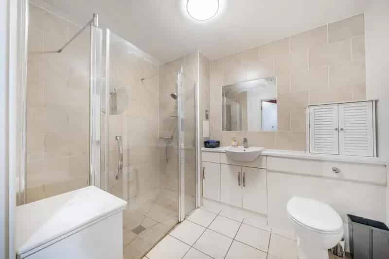 Two Bedroom Modern Apartment No Onward Chain