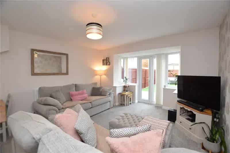 3-Bedroom Modern Townhouse with Garden and Garage