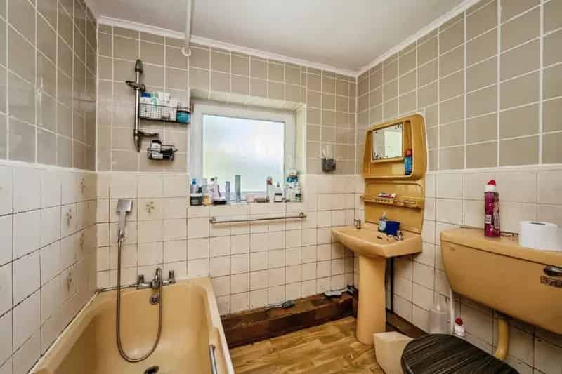 2 Bedroom Mid Terrace House For Sale
