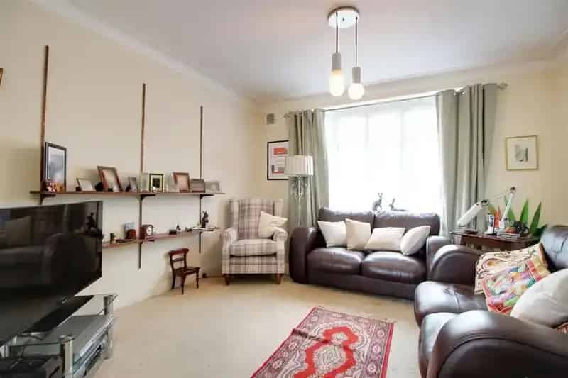 3 Bedroom Semi-Detached House for Sale Barnet
