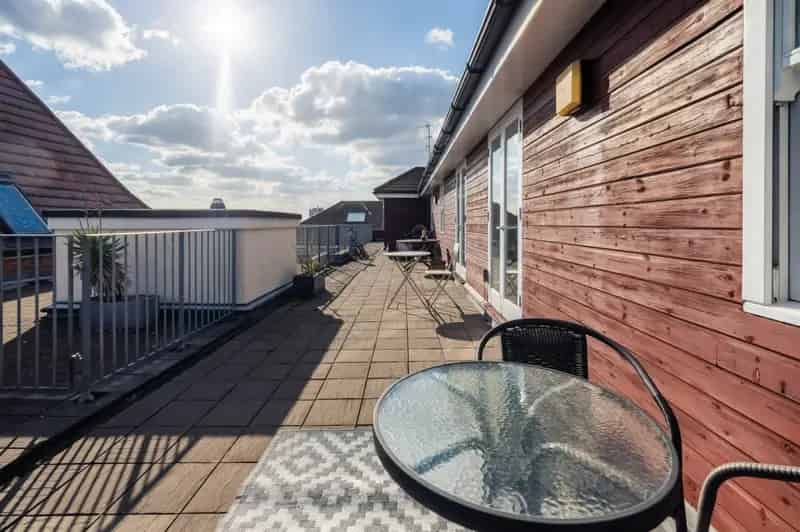 2 Bedroom Penthouse Apartment with Roof Terrace and Parking