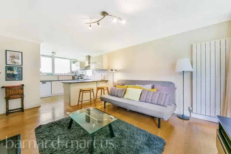 One Bedroom Ground Floor Apartment with Private Balcony