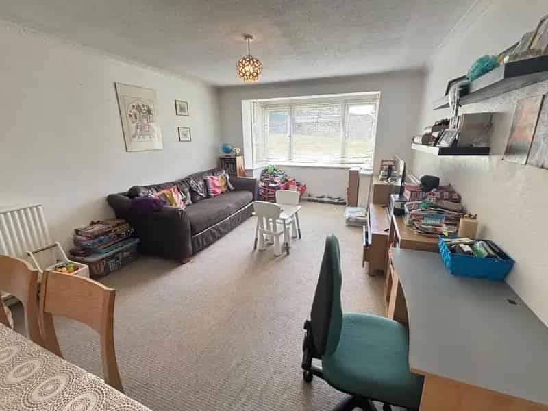 2 Bedroom Flat with Garage in Brighton