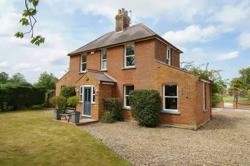 3 Bedroom Detached House with Pool and Large Garden