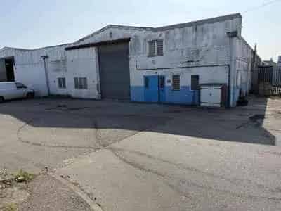 Industrial Unit To Let Concrete Frame Translucent Roof Lights 3 Phase Power
