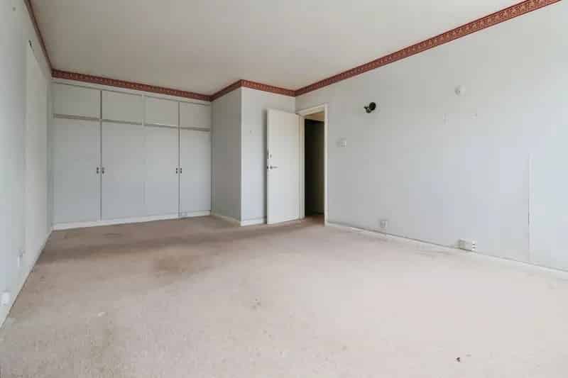 Spacious Bedford Towers Apartment Sea Views Renovation Project Cash Buyers