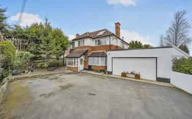 Detached Family Home 2391 sq ft Ample Parking Large Garden Multi Generational Living