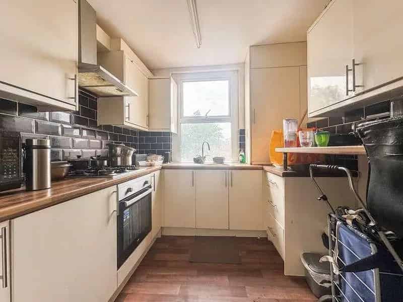 2 Bed Flat for Sale - No Onward Chain