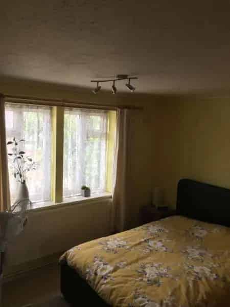 2 Bedroom Flat near Tube Station in Suffolk Area