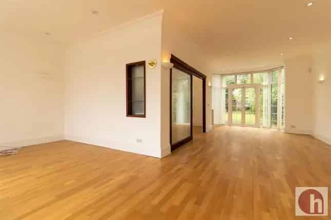 5 Bedroom Semi-Detached House for Sale in NW11