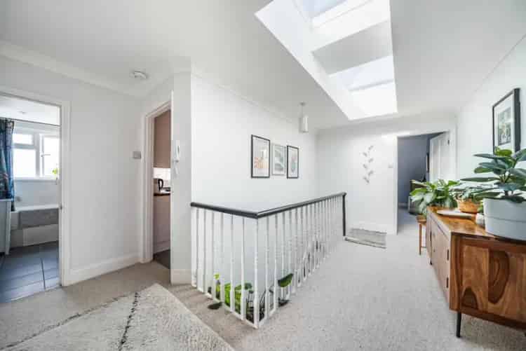 2-Bedroom Top Floor Apartment near Forest Hill Station