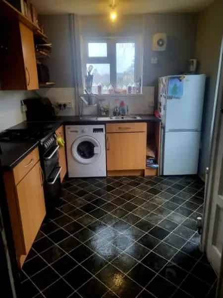 2 Bedroom House with Large Garden and Sheds Near Local Amenities