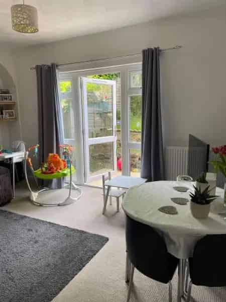 Large 2 Bed Maisonette with Gardens Near Tunbridge Wells Station