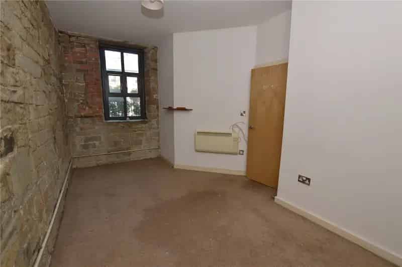 2 Bed Ground Floor Apartment Queensbury Modern Kitchen Parking