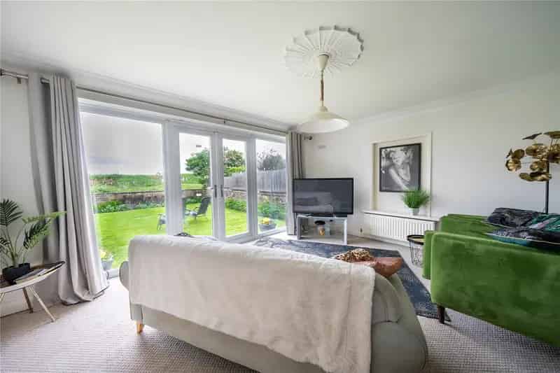 5 Bedroom Detached House Rein Road Large Garden Driveway Garage