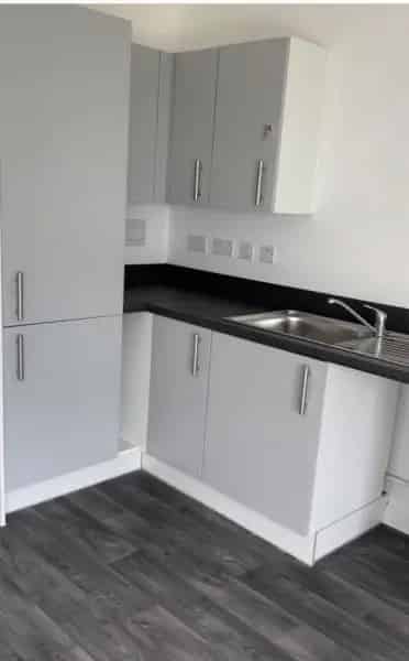2 Bed Ground Floor Flat with Patio and Parking Near Train Station