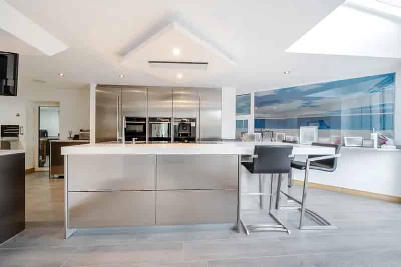 5 Bedroom Detached House with Indoor Pool and Atrium