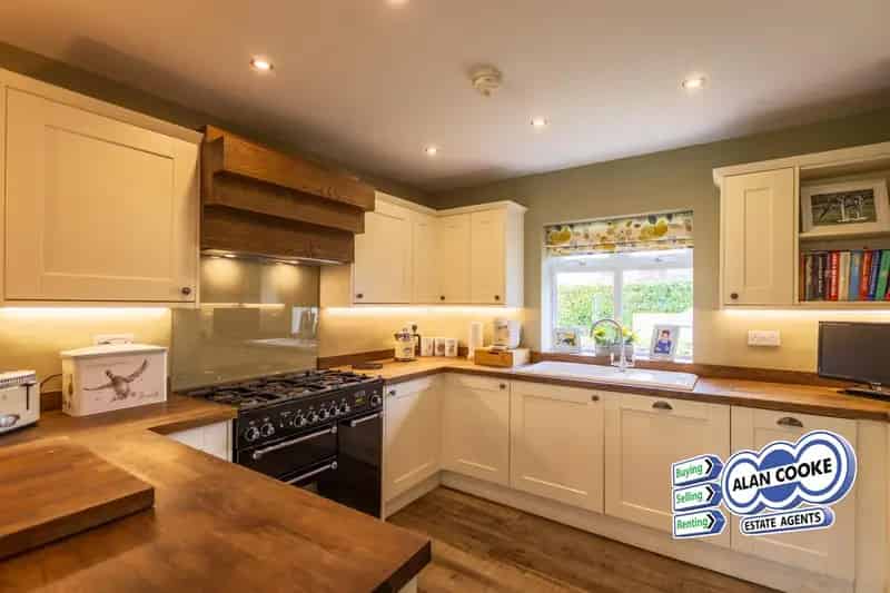 4 Bedroom Detached House to Rent