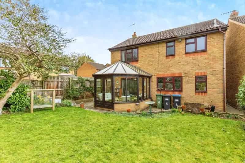 4 Bedroom Detached House with Conservatory and Garage