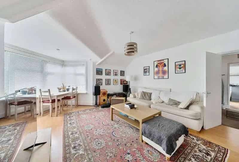 2 Bed Flat for Sale near Streatham Hill Station