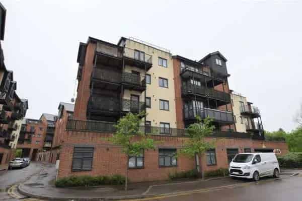 Large 2-Bedroom Flat Near Train Station