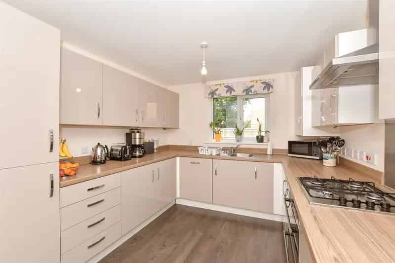4 Bedroom Semi-Detached House Ashford