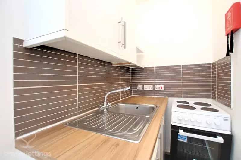 0 Bedroom Flat House to Rent - Bedsit with Private Shower