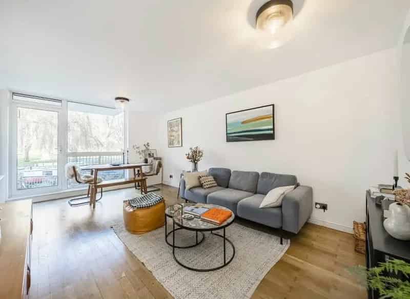 2-Bed Apartment with Private Terrace near Victoria Park