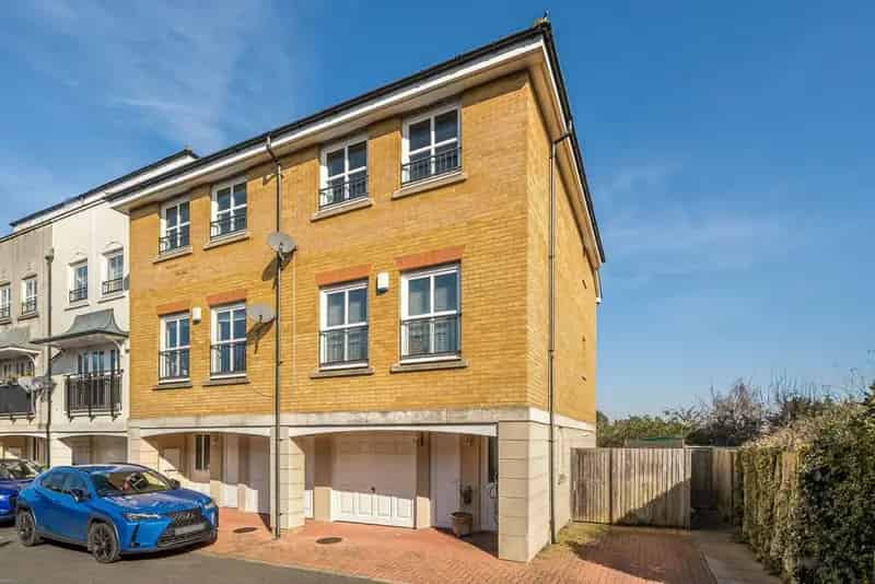 Spacious 3-Bedroom Modern Townhouse with Breathtaking Views
