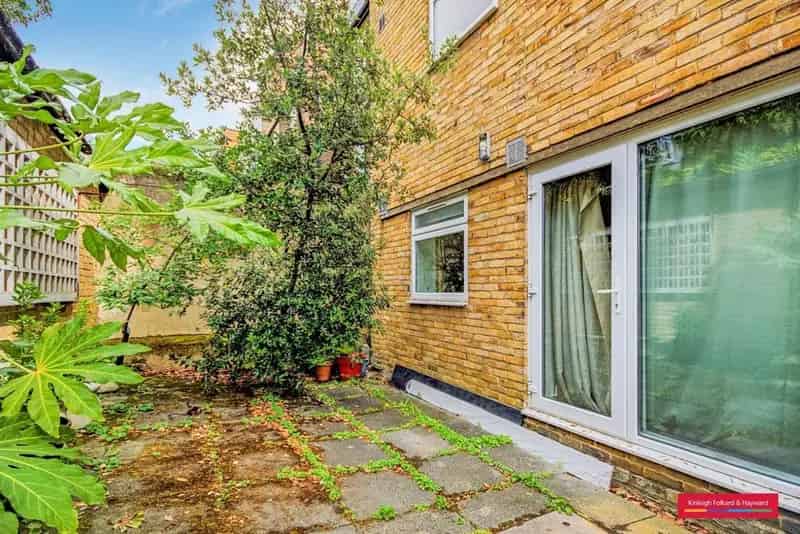 2 Bedroom Apartment in Holland Park