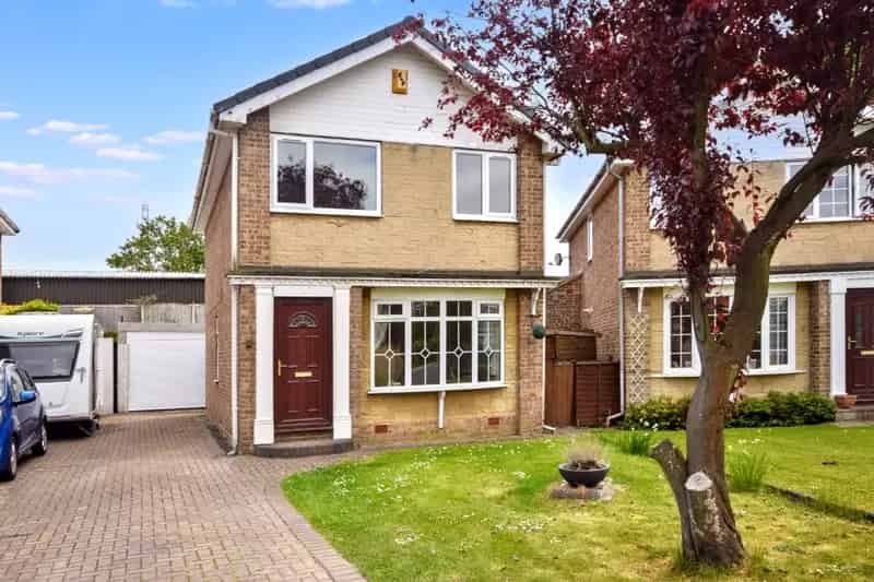 Three Bedroom Detached House WF3 Off Road Parking Garage