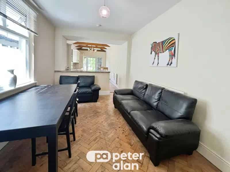 4 Bedroom House Near Public Transport Schools and Hospital