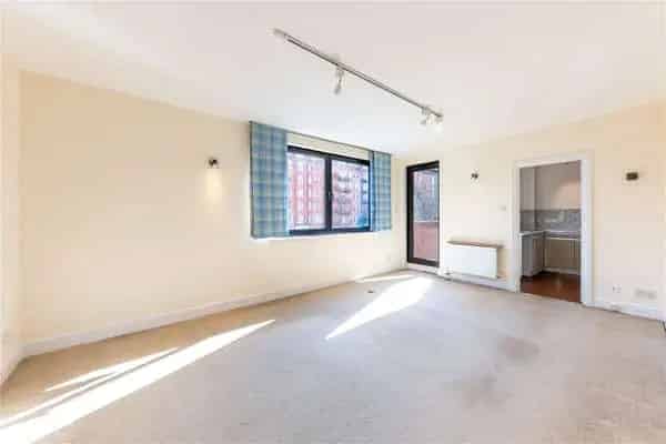 Spacious 2-Bedroom Apartment with Garage London W14