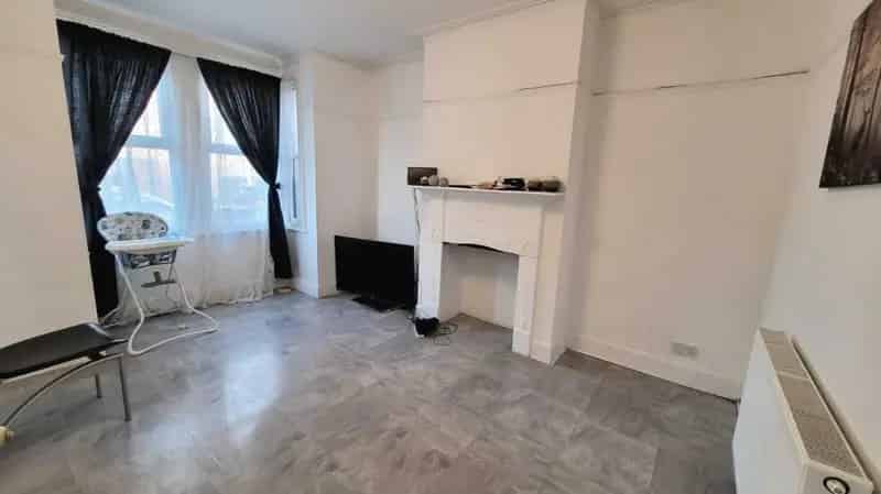 3 Bedroom House West Watford Near Hospital Unfurnished