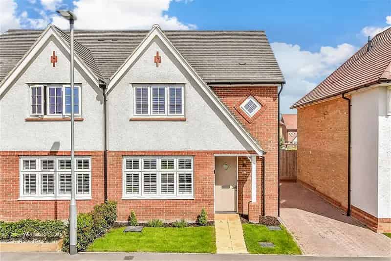 3 Bedroom Semi-Detached House for Sale Red Rowe Estate