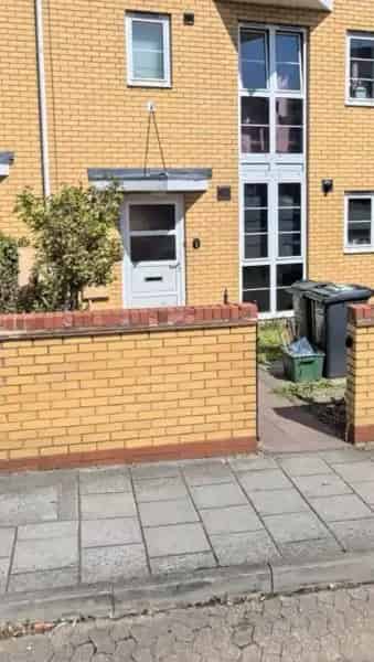 3 Bed House 2 Toilets Medium Garden