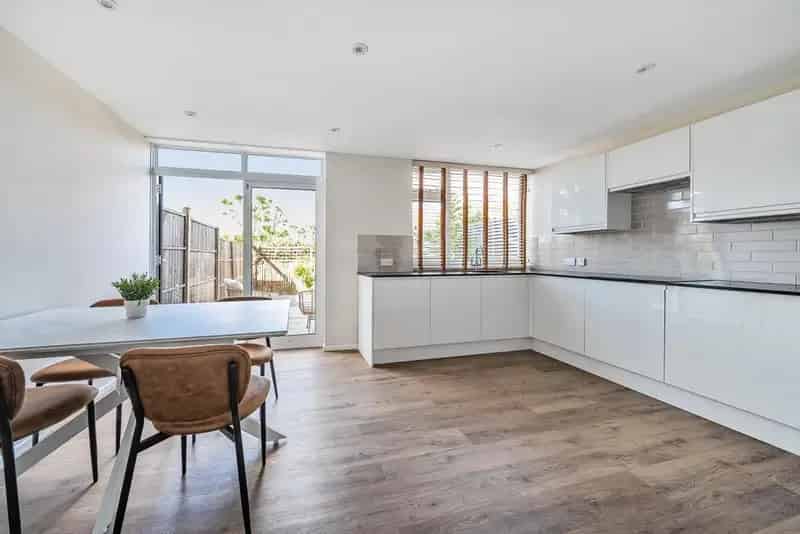 Charming Family Townhouse near Clare House School Chain Free