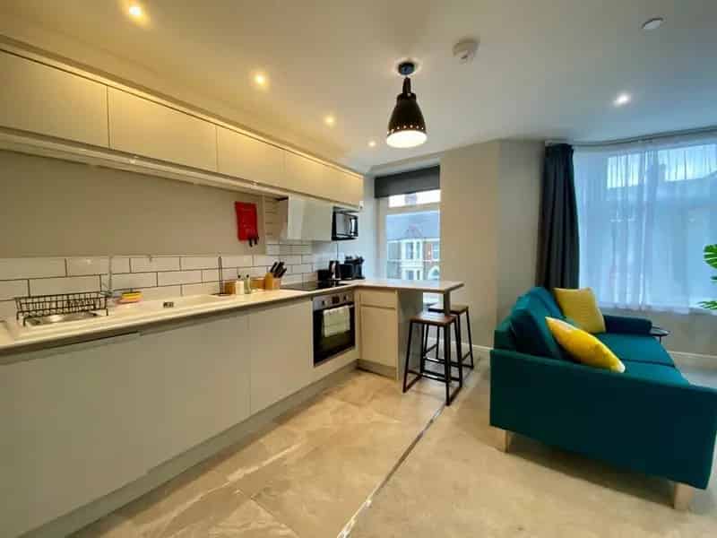 Spacious One Bedroom Apartment Near City Centre