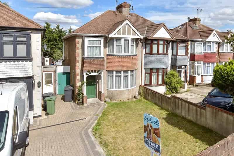 3 Bedroom Semi-Detached House Near Dartford Station
