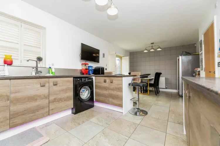 4 Bedroom Family Home with Garage and Garden