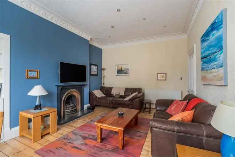 3 Bed Flat - Maindoor with 1 Reception Room