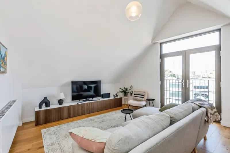 2 Bedroom Top Floor Apartment Wapping Wharf