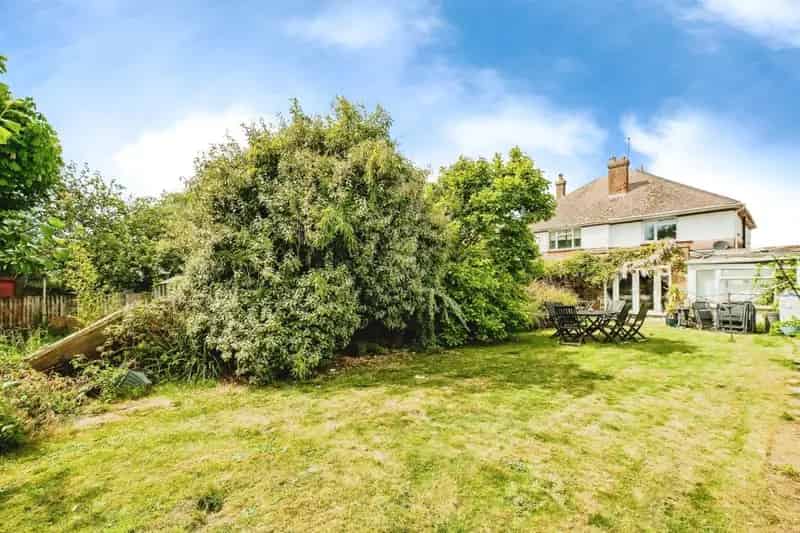 3 Bed Semi-Detached House with Garden and Parking