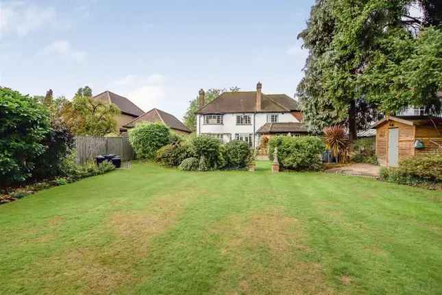 Detached House for Sale in Cowley Uxbridge