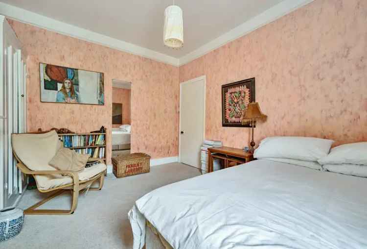 3 Bedroom Maisonette for Sale with Garden and Fantastic Views