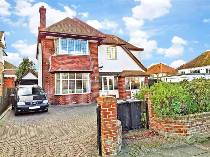 4 Bedroom Detached House For Sale Near Schools and Beaches