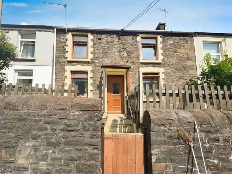 4 Bedroom House Near Transport Links and Amenities