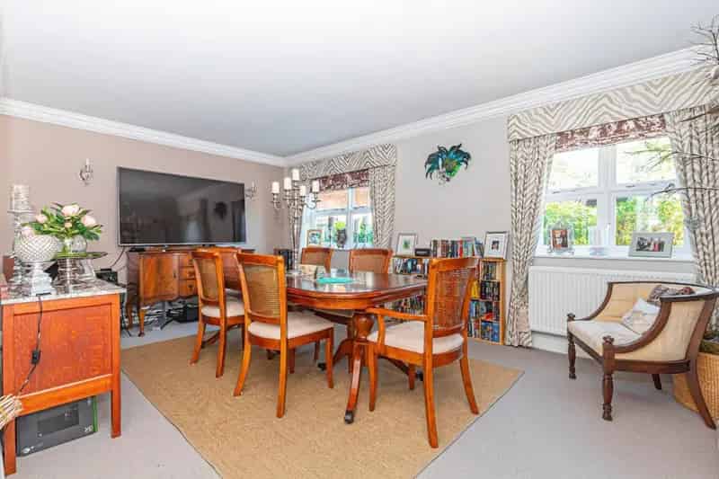 5 Bedroom Detached House For Sale in Tilsworth