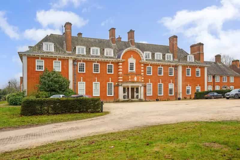 2 Bedroom Ground Floor Apartment in Grade II Listed Building