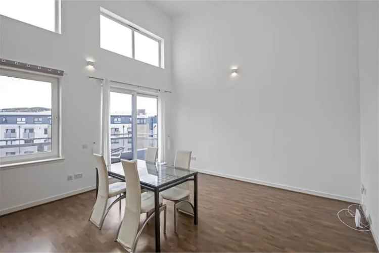 2 Bed Flat - Top Floor with 1 Reception Room